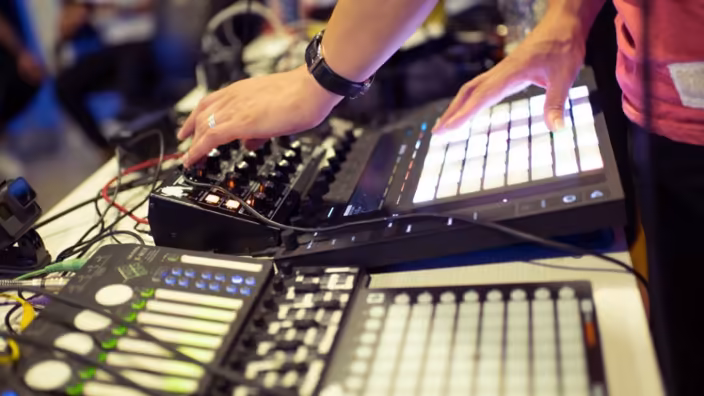 Le "drame" de la performance live (ft. Deep Forest)